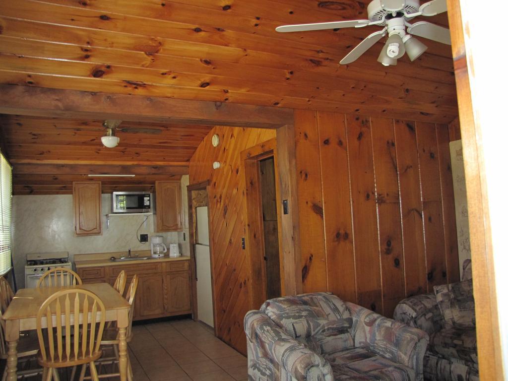 Depe Dene Resort Lake George Room photo