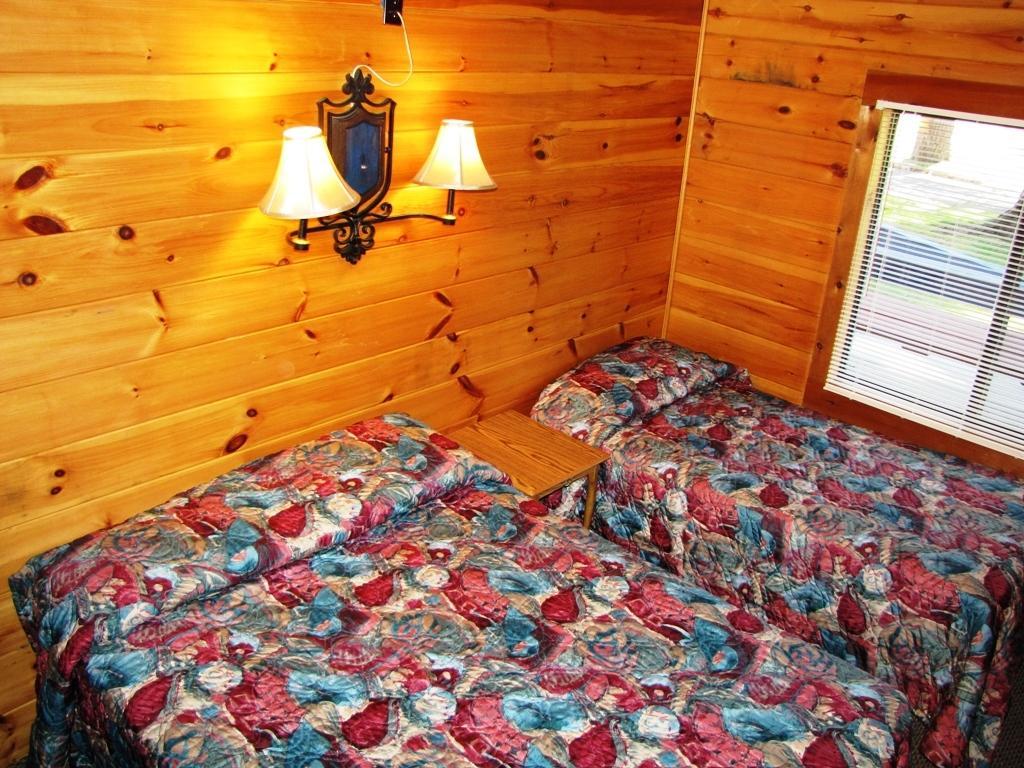 Depe Dene Resort Lake George Room photo